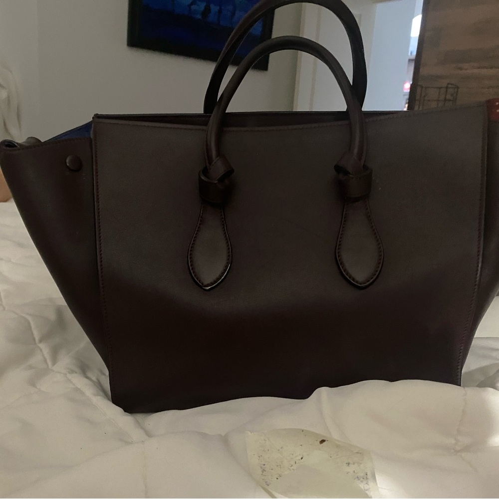 This purse is in excellent condition. The leather has no scratches - Picture 2 of 6